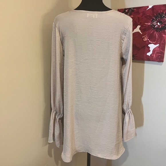 Show Me Your Mumu Carmela Chiffon Cream Deep V, flare sleeve blouse, size M - Picture 3 of 6
